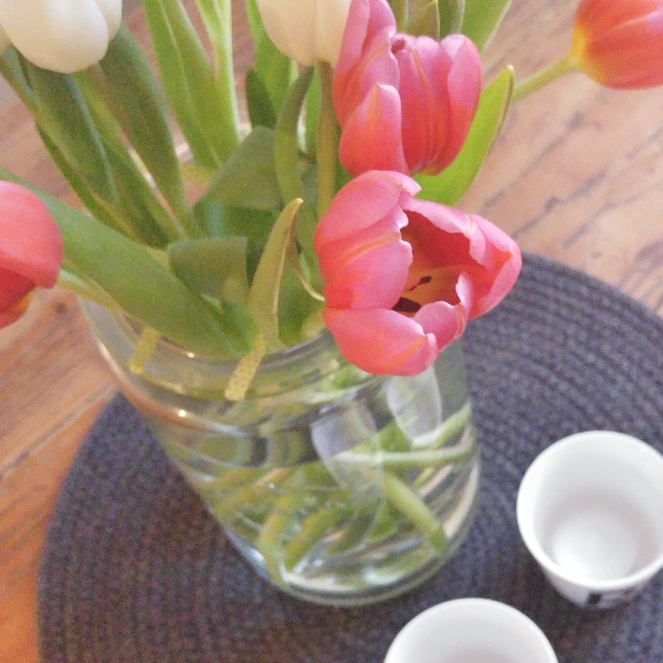 Detailaufnahme von Tulpen in einem Weckglas